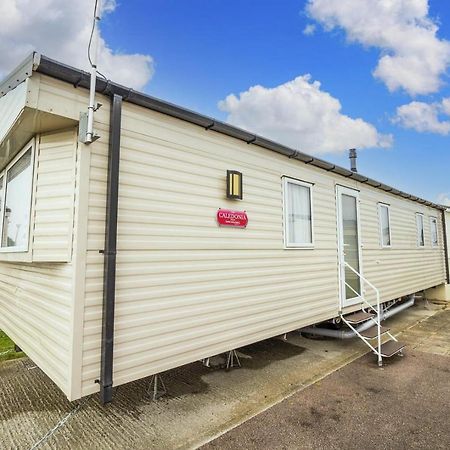 Lovely 8 Berth Caravan At Seawick Holiday Park In Essex Ref 27458S Clacton-on-Sea Buitenkant foto