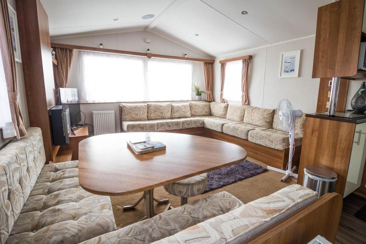 Lovely 8 Berth Caravan At Seawick Holiday Park In Essex Ref 27458S Clacton-on-Sea Buitenkant foto