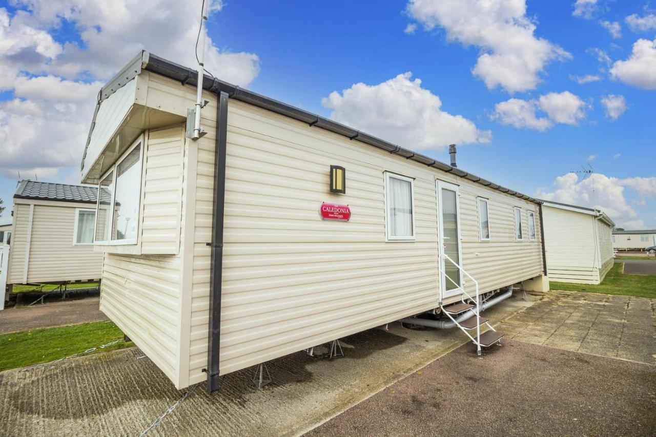 Lovely 8 Berth Caravan At Seawick Holiday Park In Essex Ref 27458S Clacton-on-Sea Buitenkant foto