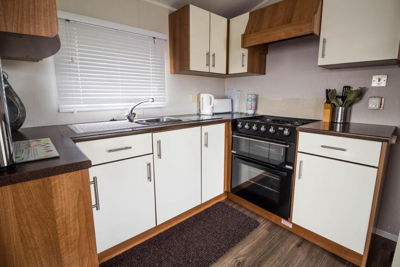 Lovely 8 Berth Caravan At Seawick Holiday Park In Essex Ref 27458S Clacton-on-Sea Buitenkant foto