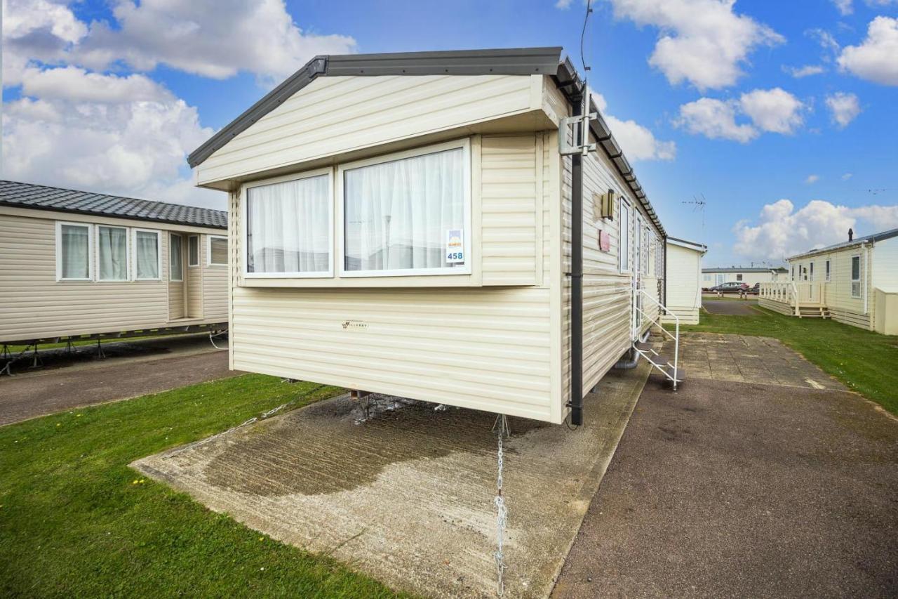 Lovely 8 Berth Caravan At Seawick Holiday Park In Essex Ref 27458S Clacton-on-Sea Buitenkant foto